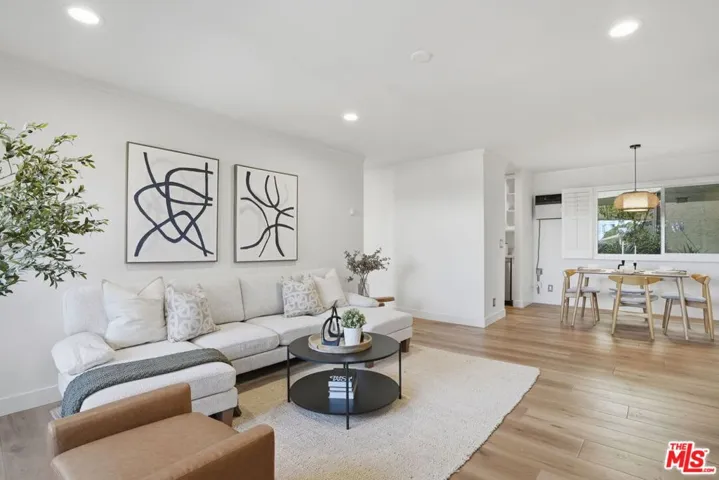 8400 De Longpre Avenue 209, West Hollywood, California 90069