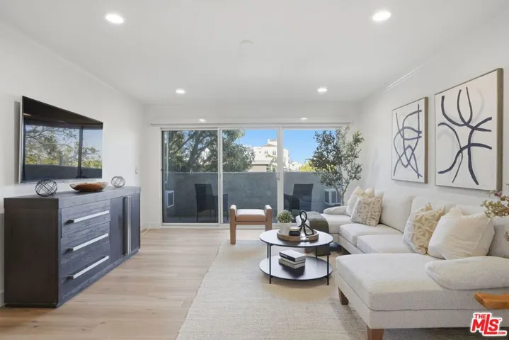 8400 De Longpre Avenue 209, West Hollywood, California 90069