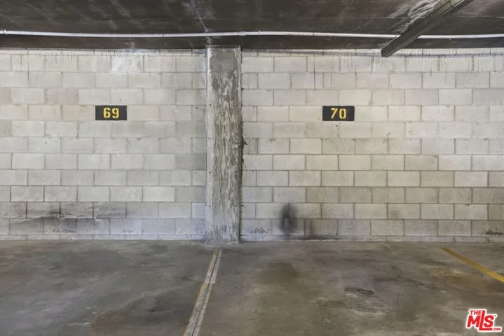 8400 De Longpre Avenue 209, West Hollywood, California 90069