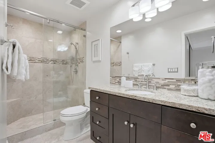 8400 De Longpre Avenue 209, West Hollywood, California 90069