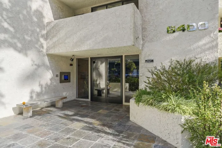 8400 De Longpre Avenue 209, West Hollywood, California 90069
