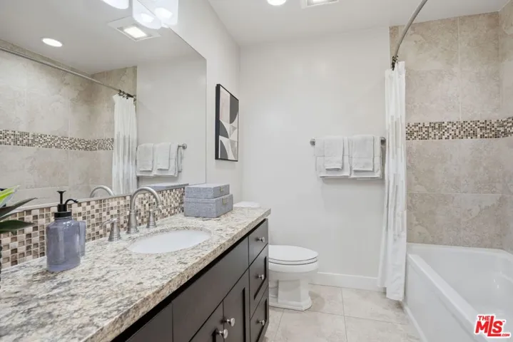 8400 De Longpre Avenue 209, West Hollywood, California 90069