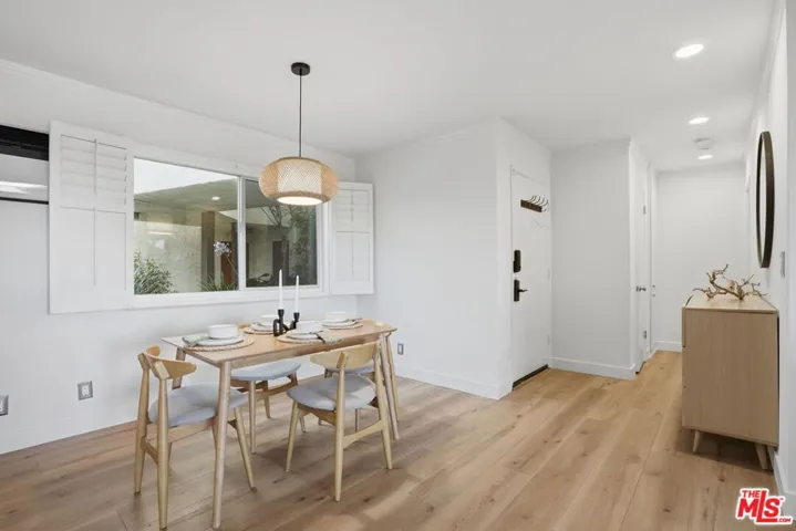 8400 De Longpre Avenue 209, West Hollywood, California 90069