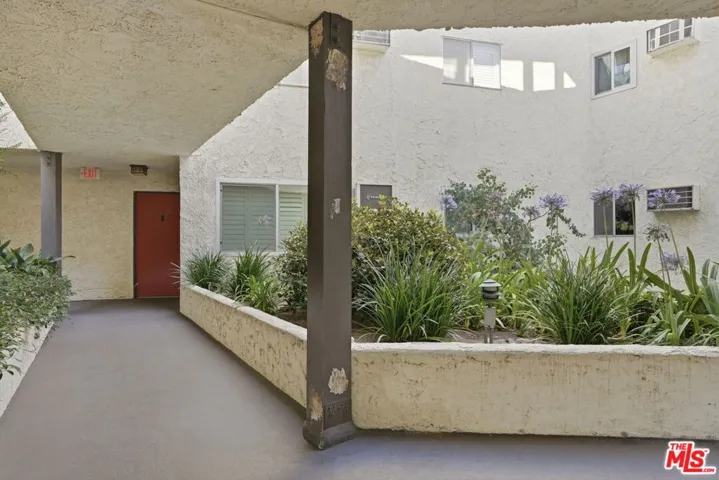 8400 De Longpre Avenue 209, West Hollywood, California 90069