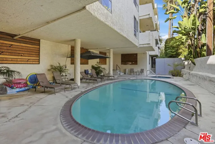 8400 De Longpre Avenue 209, West Hollywood, California 90069