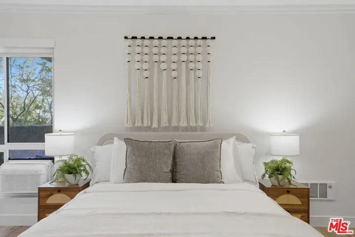 8400 De Longpre Avenue 209, West Hollywood, California 90069