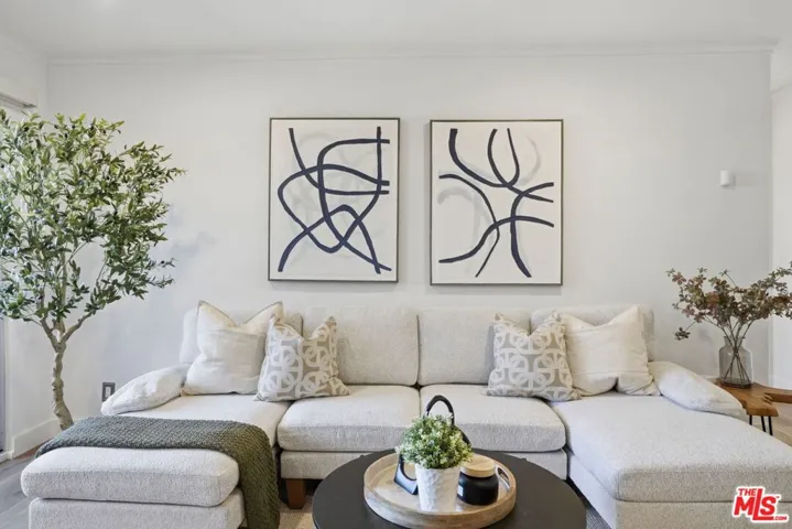 8400 De Longpre Avenue 209, West Hollywood, California 90069
