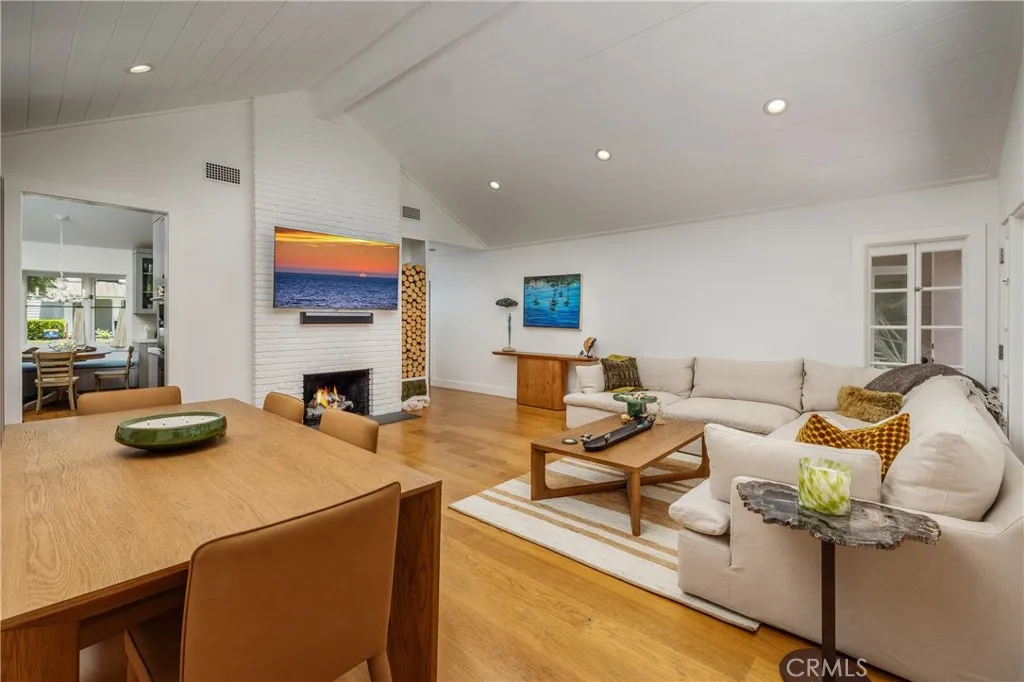 family, great room, with vaulted ceilings