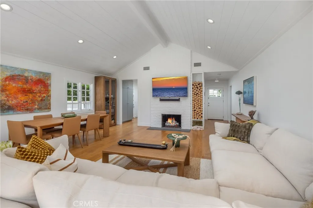 family, great room, with vaulted ceilings