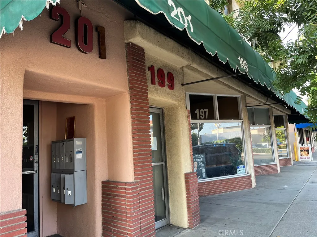 193 W Las Tunas Dr