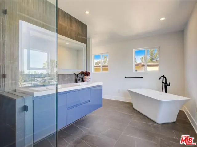 Master suite bathroom