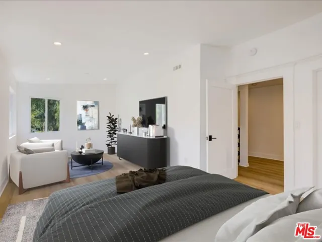 Bedroom with seating area [sta