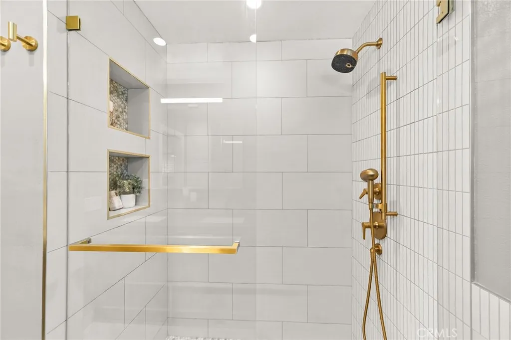 Primary En-Suite Bathroom