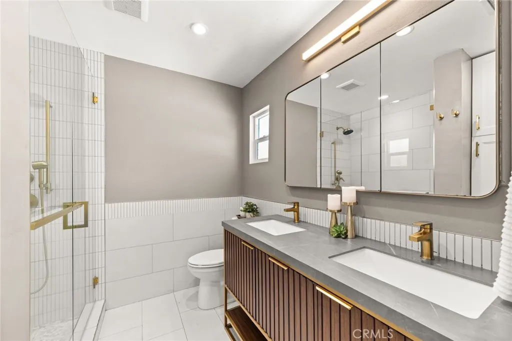 Primary En-Suite Bathroom