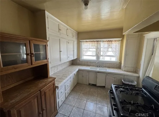 4305 San Pedro, Los Angeles, California 90011