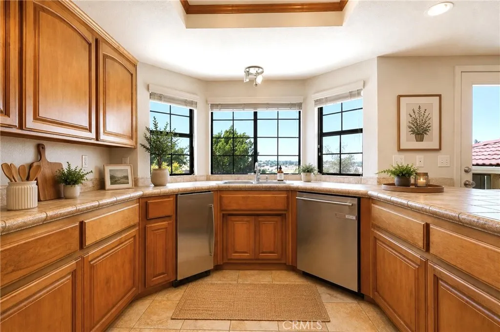 Kitchen 2 staged