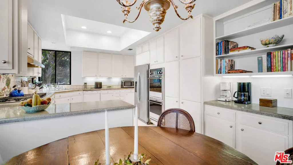 Bright and spacious kitchen fe