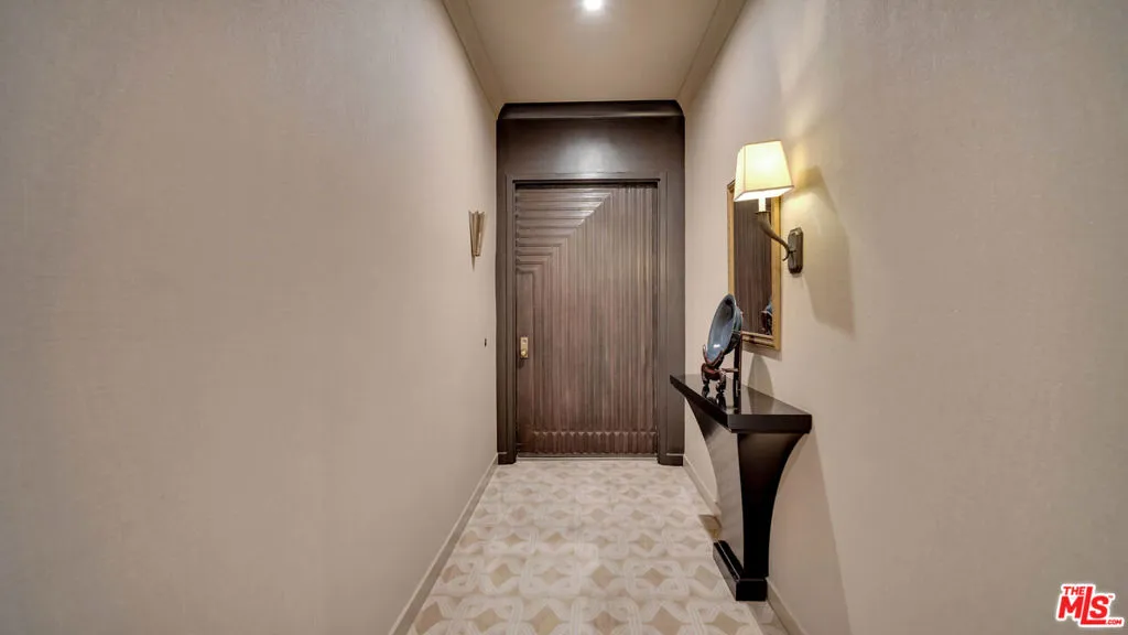 Private residence entry offeri