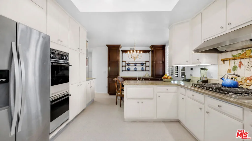Expansive chef's kitchen desig