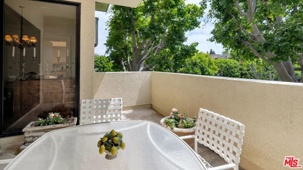 Covered outdoor terrace offeri