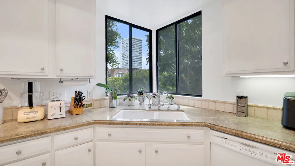 Oversized corner windows frame