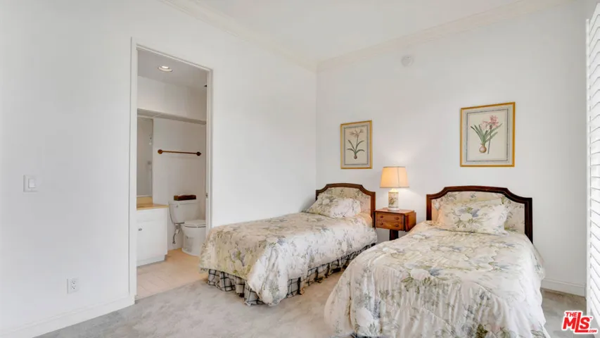 Guest bedroom with en-suite ba