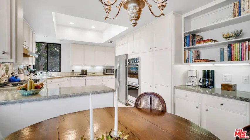 Bright and spacious kitchen fe