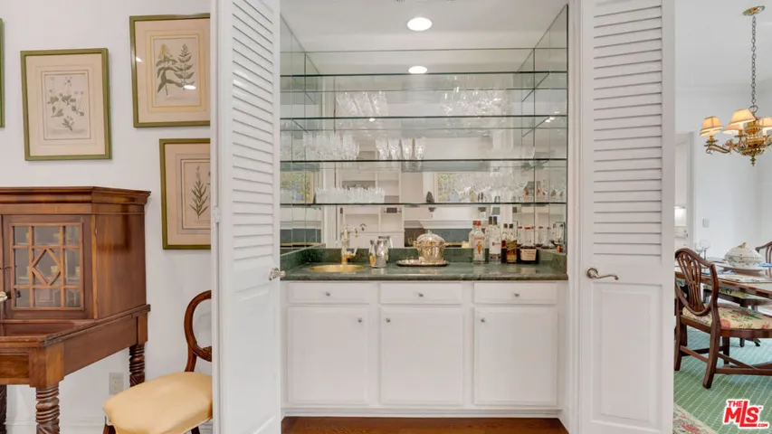 Elegant wet bar with mirrored