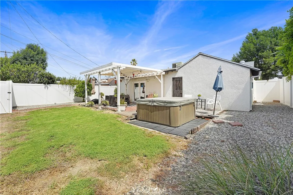 Ample yard with 3 year old jacuzzi!