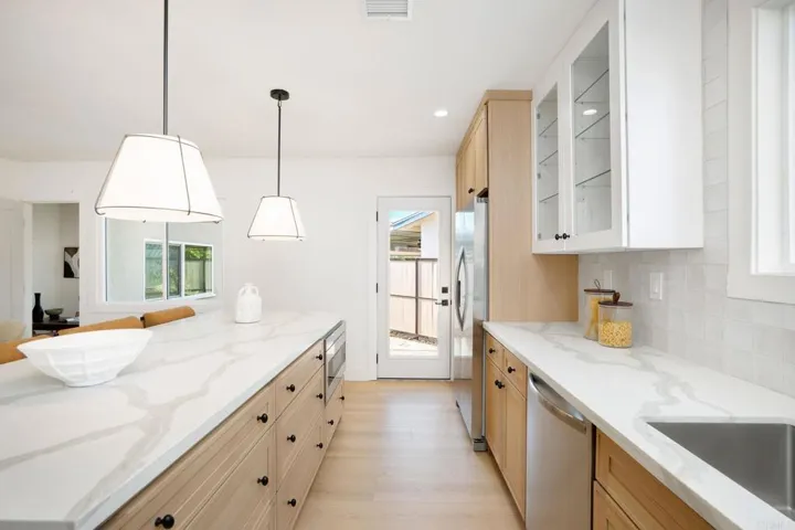 18438 Los Alimos St, Northridge, California 91326