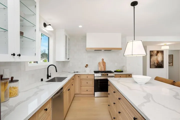 18438 Los Alimos St, Northridge, California 91326