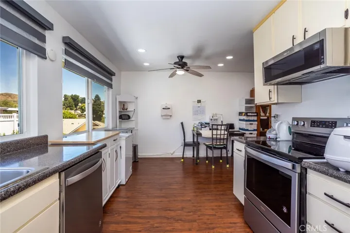 19716 Avenue Of The Oaks, Newhall, California 91321