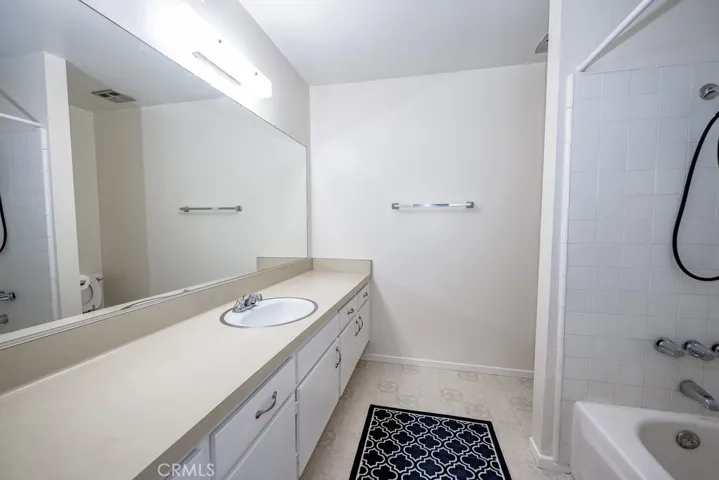 Full bath room in hallway