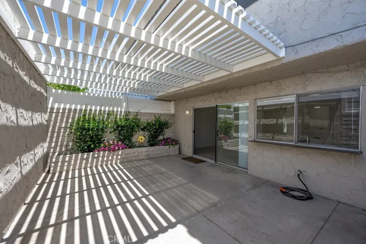 Quartyard / Patio with planter and service bar