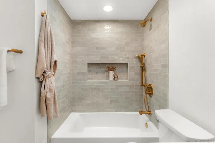 9258 Rebecca, San Diego, California 92123