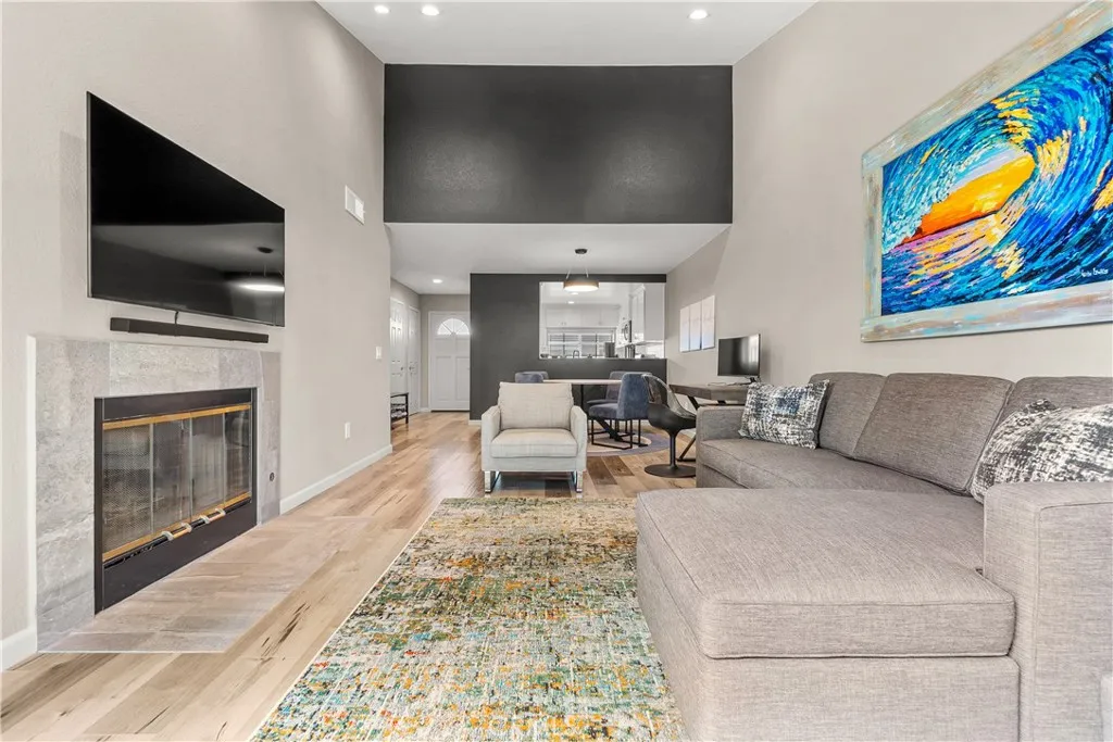 Living room w/high ceilings, recessed lights, great vibe !