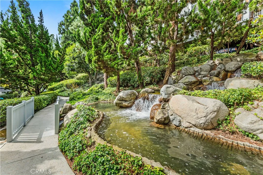 Beautifully landscaped grounds, mature landscaping, feels like a "Walk in the Park" !