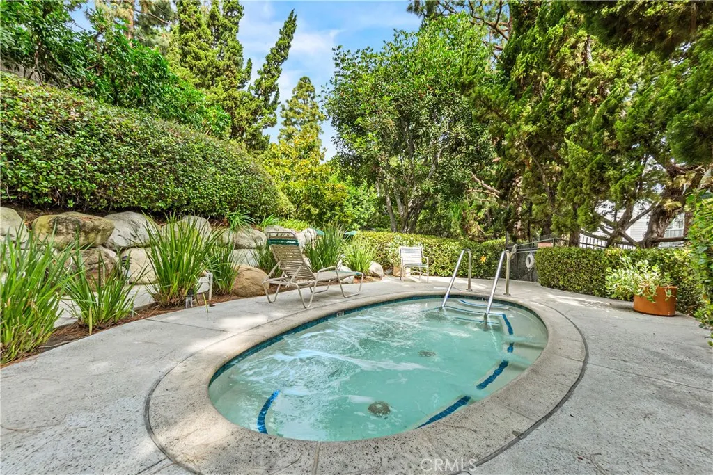 Community jacuzzi/Heated. Beautiful setting