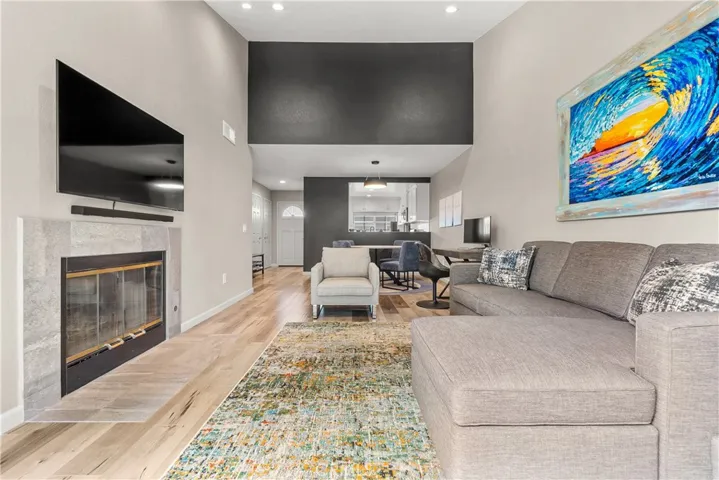 Living room w/high ceilings, recessed lights, great vibe !