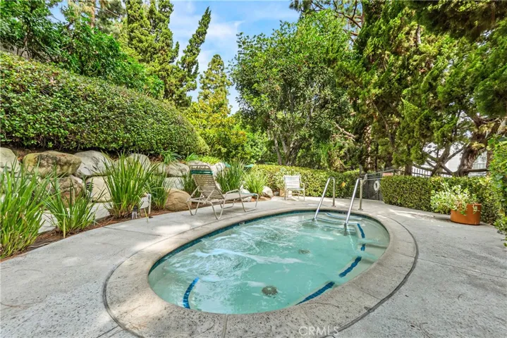 Community jacuzzi/Heated. Beautiful setting