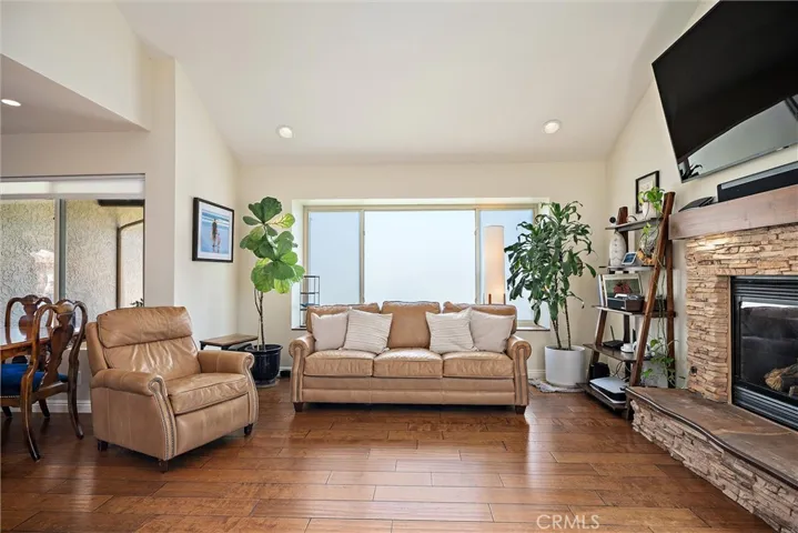 A tranquil and brigth living room inviting you to come rest and enjoy good company.