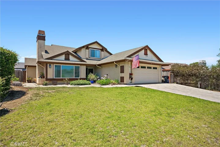 Oversized front yard and view of crisp exterior and architecture.
