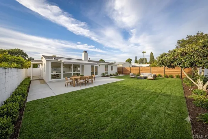 Large ADU accessable backyard!