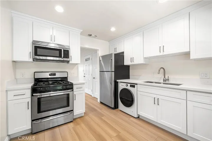 13573 Moorpark Street, Sherman Oaks, California 91423
