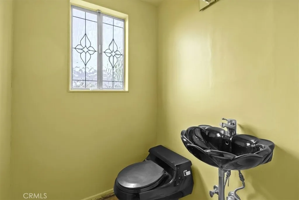 Downstairs 1/2 bathroom