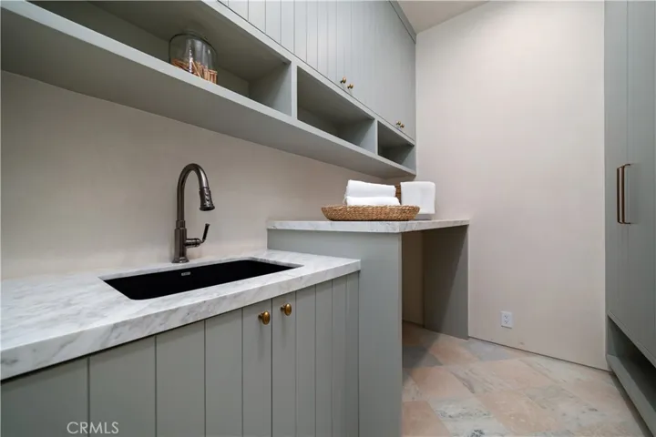 831 Teakwood Road, Los Angeles, California 90049