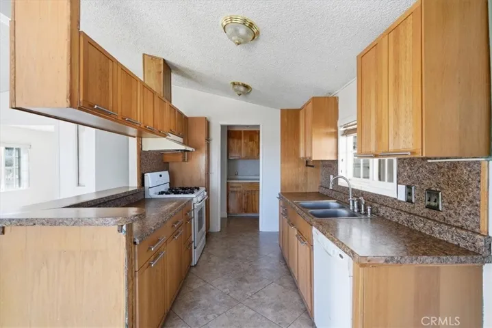 13378 Paramount Road, Phelan, California 92371