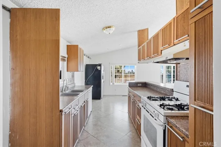 13378 Paramount Road, Phelan, California 92371