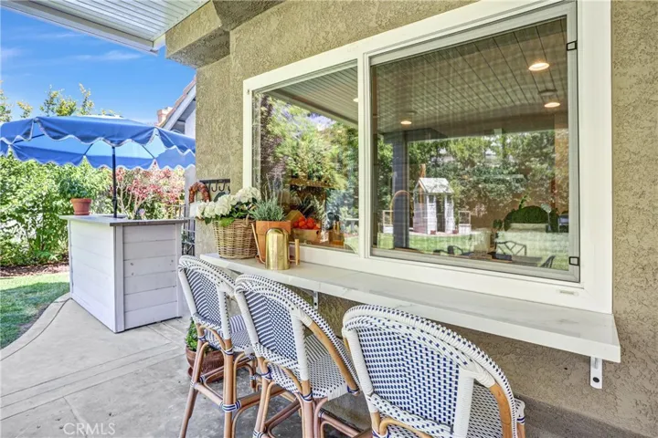 A serving window from the kitchen, perfect!