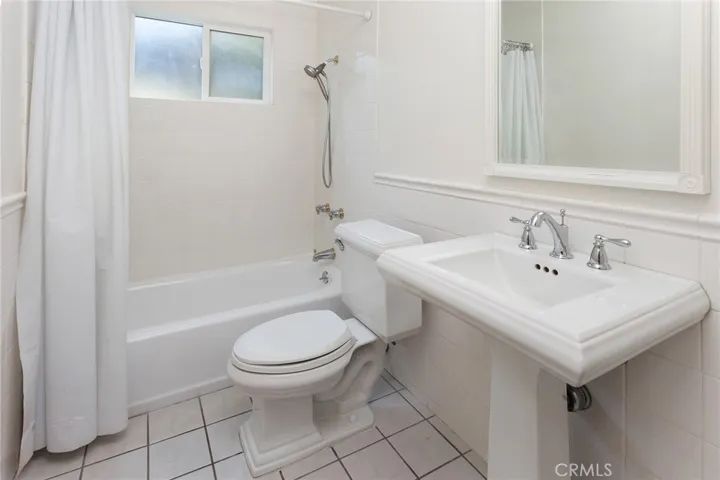 Guest bathroom.
